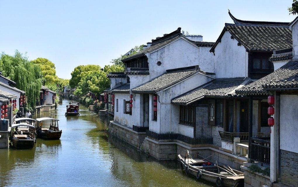 寒潮强势来袭·内蒙古:多地降雪致车辆被困,交警消防紧急救援